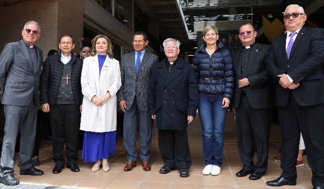 Mesa principal del evento inaugural del edificio Rafael García Herreros.