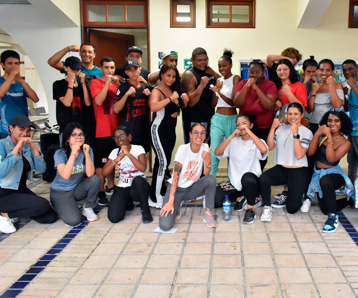 Colaboradores y estudiantes del Centro Universitario Cali, posterior a la realización de la clase de combat.