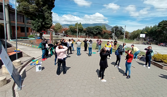 Estudiantes del Centro Universitario Pasto durante la realización de la actividad deportiva