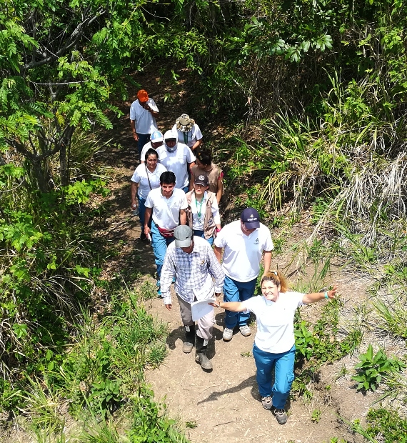 Personas en sendero