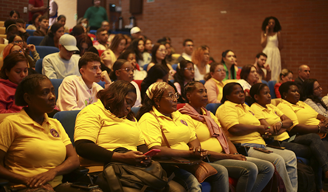 Asistentes a ponencia de Policromías de Paz