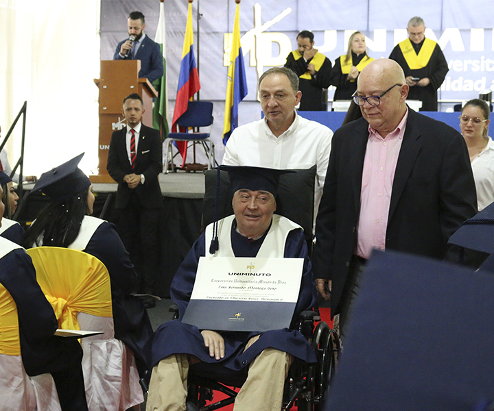 Luis Fernando Montoya con su diploma de graduación