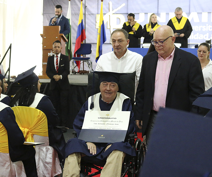 Con birretes al aire, 631 estudiantes celebran el inicio de su camino profesional Luis Fernando Montoya con su diploma de graduación