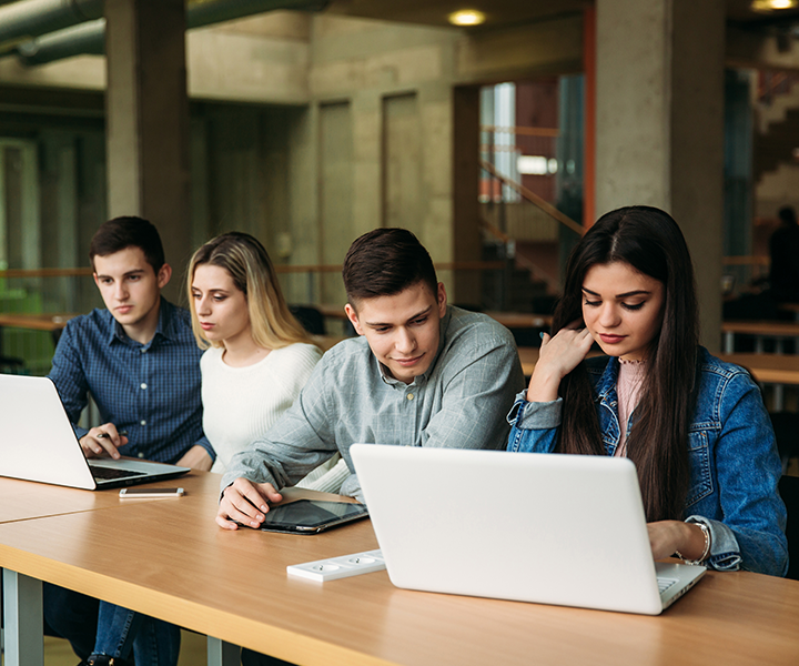 estudiantes con computadores