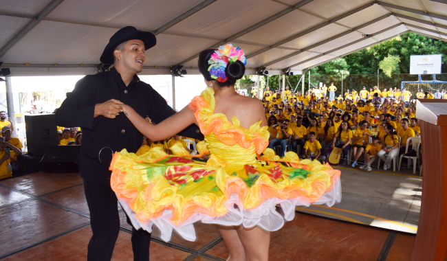 Presentación folclórica en tarima