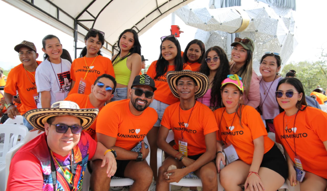 Grupo de estudiantes posando alegres para la cámara