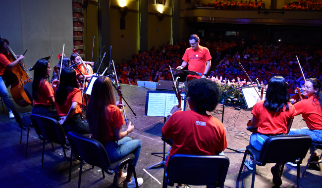 Presentación de orquesta sinfónica en la tarima del Teatro Tolima