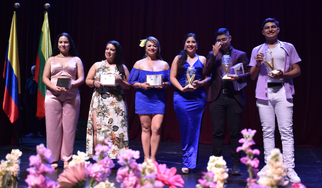 Finalistas del III Festival Nacional de la Canción con sus reconocimientos