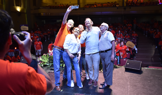 Directivos de UNIMINUTO posando para una selfie