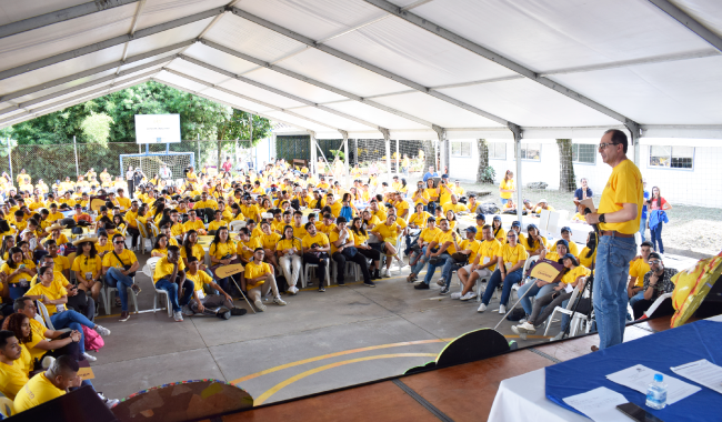 Estudiantes escuchando las palabras de reflexión del Padre Salomón Bravo