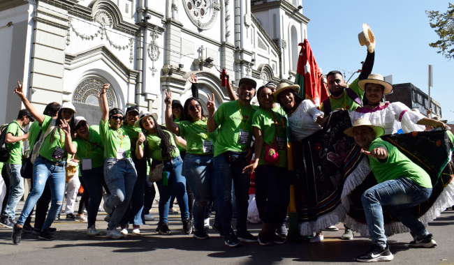 Estudiantes posando para la foto al frente de la iglesia principal de Ibagué
