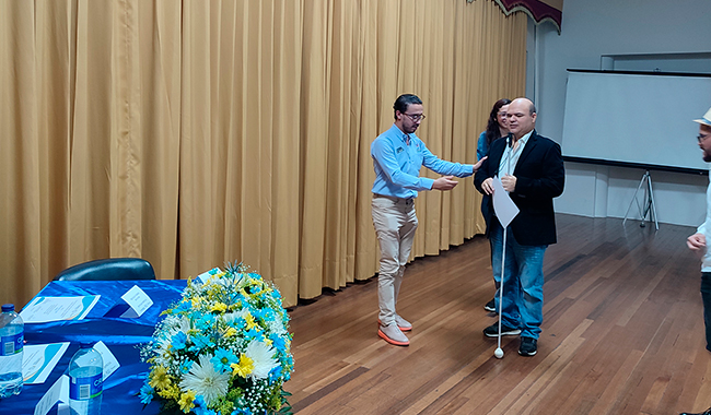 Entrega de reconocimiento estudiantes