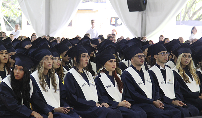 Graduandos en la ceremonia