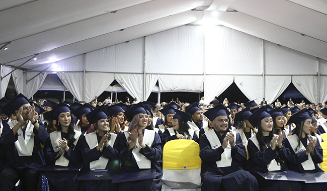 Graduandos en la ceremonia