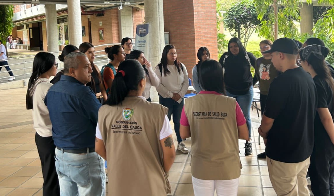 Estudiantes escuchando una charla de la Secretaría de Salud de Buga