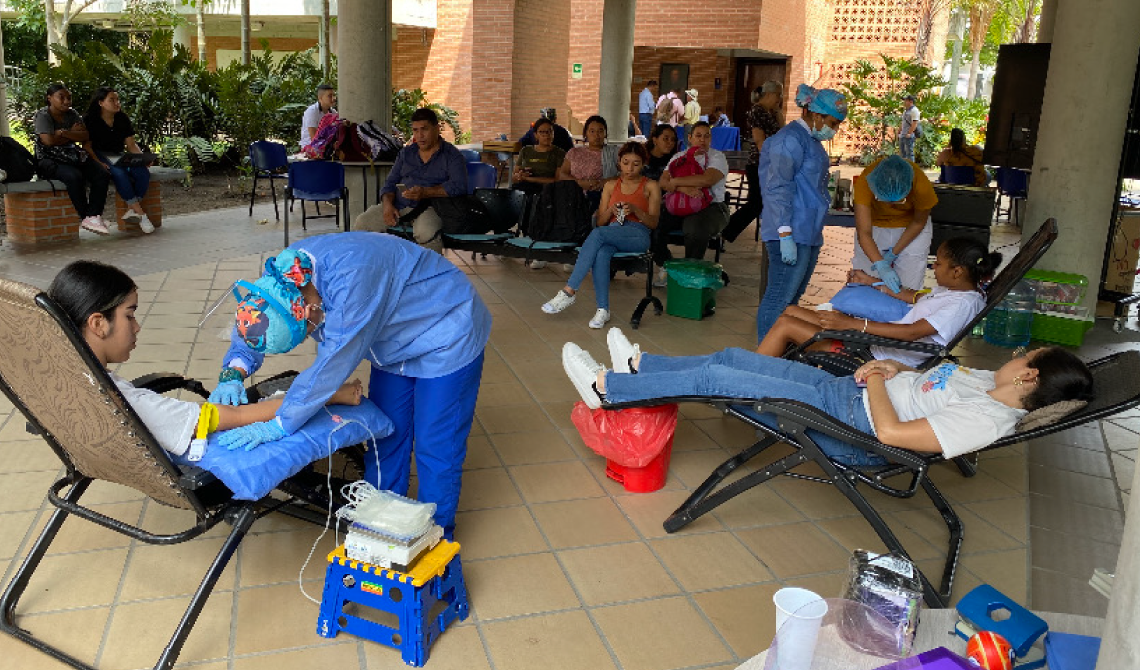 Estudiantes participando de la brigada de vacunación