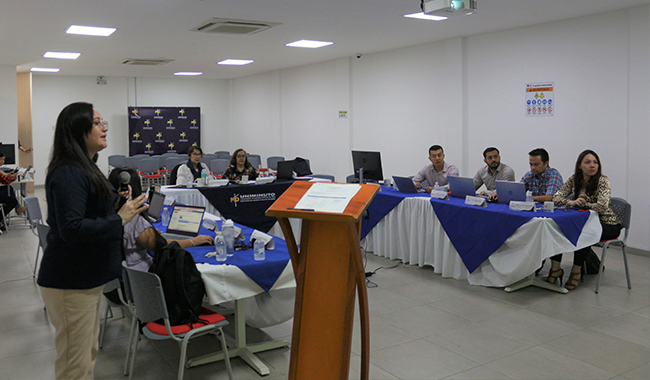 Coordinadora del programa de Administración de Empresas realizando su intervención.