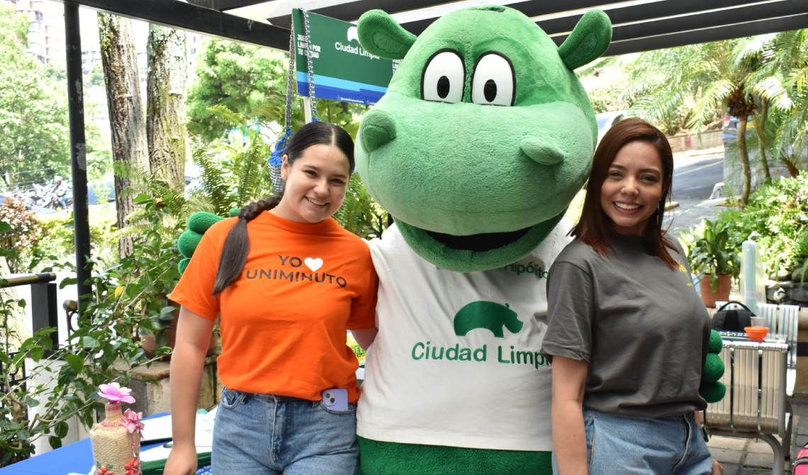 Colaboradoras de Bienestar con la mascota "Ciudad Limpia"