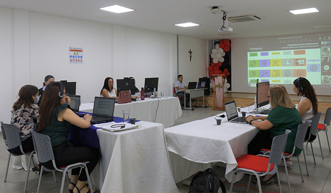 Coordinadores durante la sesión de visita de pares académicos