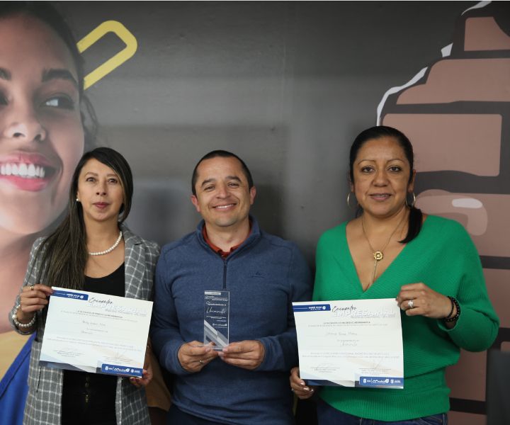 Hiedy Niño y Johanna Rincón junto al director de UNIMINUTO Madrid, Gustavo Manrique.