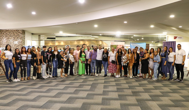 Foto grupal Ceremonia de Clausura y Certificación. Estudiantes, integrantes de UNIMINUTO, La Fundación Ayuda en Acción, Fundación PARES y PARCOMÚN.