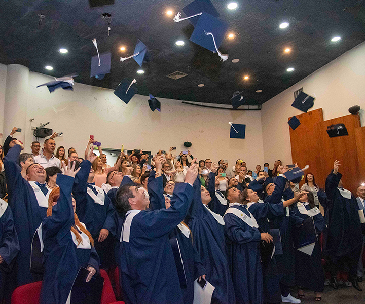 Celebración en Chinchiná: Primera promoción de especialistas en Gerencia de Proyectos Graduación de primera cohorte de Gerencia de Proyectos en Chinchiná