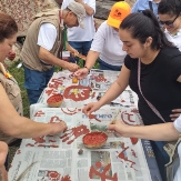 Personas pintando mural