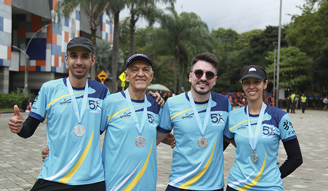 Deportistas con la medalla