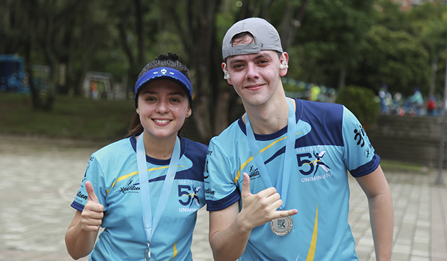 Deportistas con la medalla