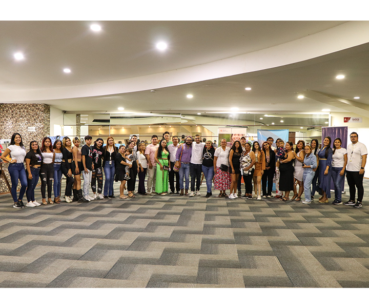 Foto grupal Ceremonia de Clausura y Certificación. Estudiantes, integrantes de UNIMINUTO, La Fundación Ayuda en Acción, Fundación PARES y PARCOMÚN.