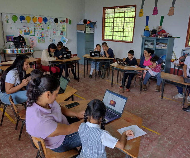 Este proyecto tiene como objetivo revitalizar el proceso de aprendizaje en estudiantes, docentes y padres de familia mediante diversas estrategias. Inicialmente, se realizó un diagnóstico de la población para evaluar el uso de las TIC