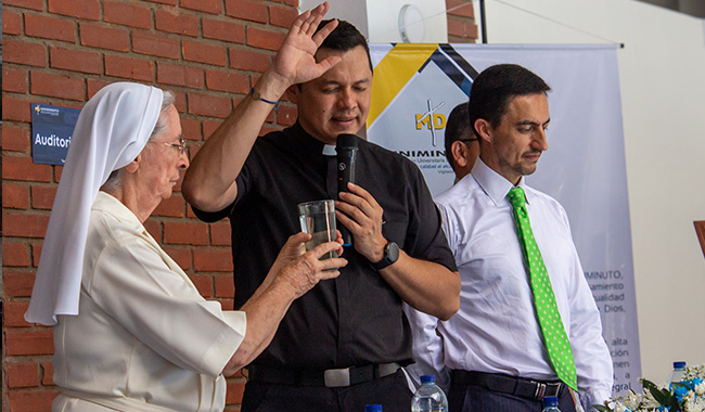 Padre Arley Pérez Cuevas, CJM con la oración y bendición de las instalaciones del nuevo Centro Universitario Tibú 4.0