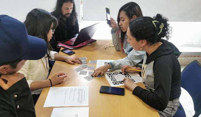 Estudiantes en mesa de trabajo 