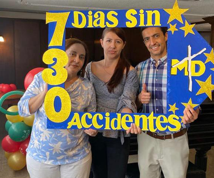 Sr. Rector Darío Higuera junto con la Directora Fabiola García Herreros y Zulay Jaimes, profesional en Seguridad y Salud en el Trabajo.