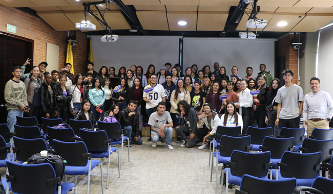 Participantes de Jóvenes a la U y directivos UNIMINUTO
