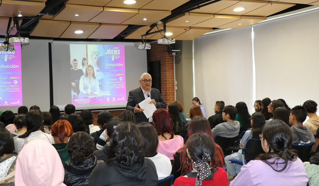 Rector UNIMINUTO Bogotá dialogando con estudiantes del programa Jóvenes a la U. 