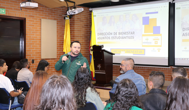 Director de Bienestar UNIMINUTO Bogotá dialogando con estudiantes del programa Jóvenes a la U 