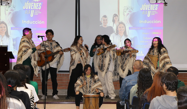 Grupo musical Markawara interpretando canciones a estudiantes del programa Jóvenes a la U