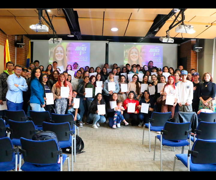 Estudiantes Jóvenes a la U. con sus certificados.