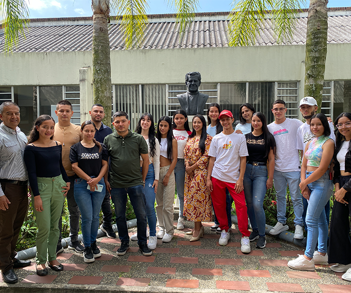 Estudiantes de la Tecnología en Logística Empresarial Estudiantes de la Tecnología en Logística Empresarial