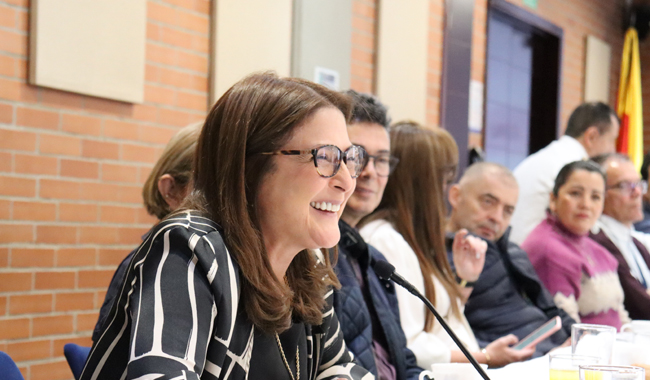 Asistente sonriendo en el Primer Encuentro 2024 del grupo Amén 