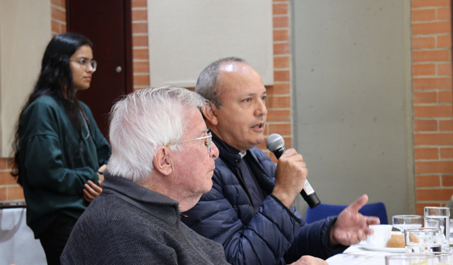 Representante hablando en el Primer Encuentro 2024 del grupo Amén 