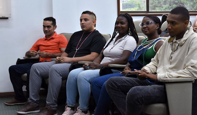 Estudiantes de Inmersiones Sociales "con los Pies en la Tierra" durante su ceremonia envío