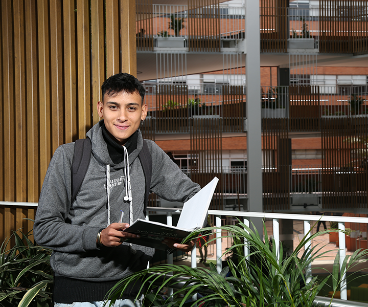 estudiante con libro