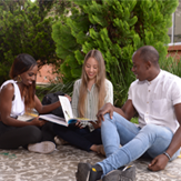 Estudiantes compartiendo la lectura de documento