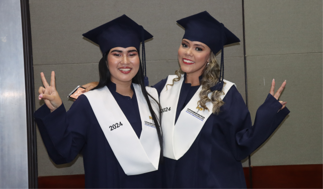 Estudiantes en ceremonia de graduación 