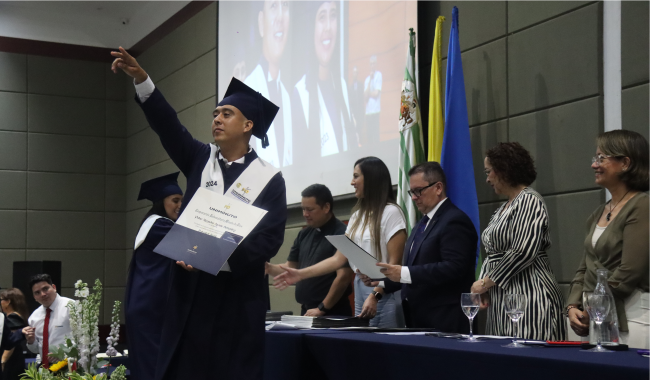 Estudiante recibiendo diploma de graduación 