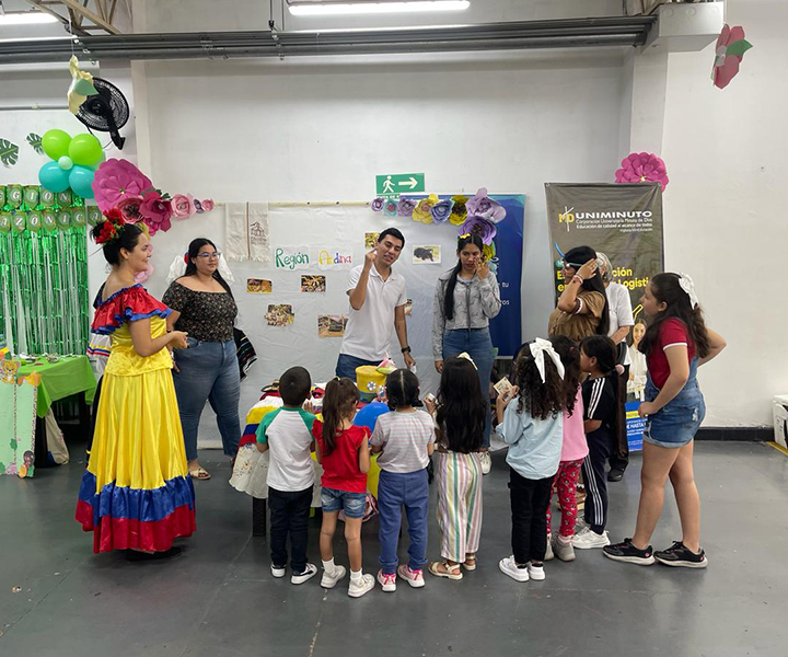 Estudiante y niños de Jardín Infantil