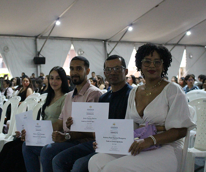 Estudiantes de UNIMINUTO Seccional Antioquia - Chocó, en ceremonia de becas recibiendo su reconocimiento