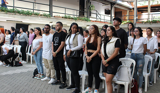 Estudiantes parados en medio de la ceremonia. 